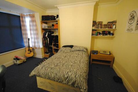 A cozy double bedroom featuring a neatly made b...