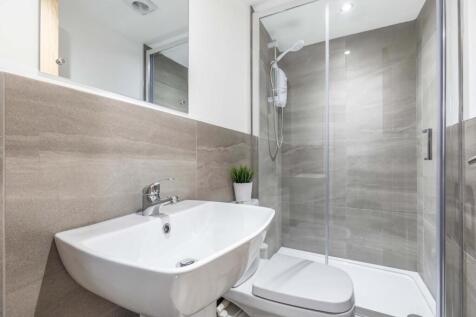 Modern and clean bathroom featuring a white sin...