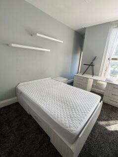Bright and tidy double bedroom featuring a comf...