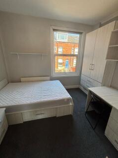 A cozy and well-maintained single bedroom featu...