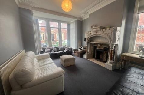 Bright, tastefully decorated living room with h...