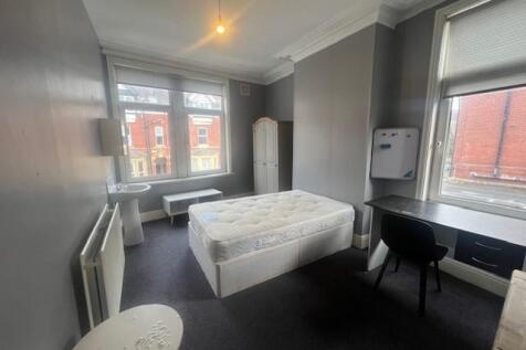 Bright, well-presented double bedroom with a ce...