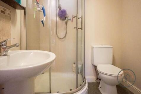 A tidy bathroom suite featuring a shower enclos...