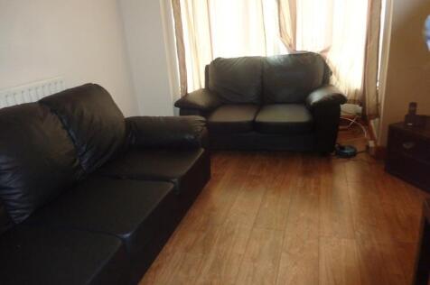 A spacious, well-maintained living room featuri...