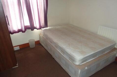 A well-maintained double bedroom featuring a co...