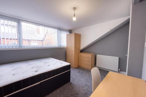 Bright, well-presented double bedroom with a la...