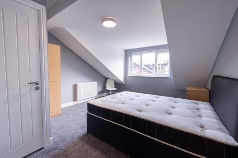 Bright attic double bedroom with a comfortable ...