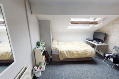 A bright and comfortable double bedroom featuri...