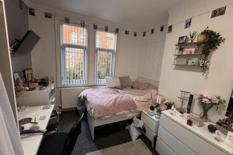 A cozy double bedroom featuring a comfortable b...