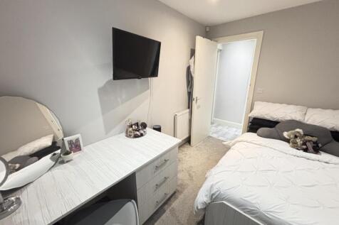 A bright and welcoming double bedroom with mode...