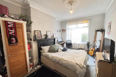 A cozy double bedroom featuring a comfortable b...