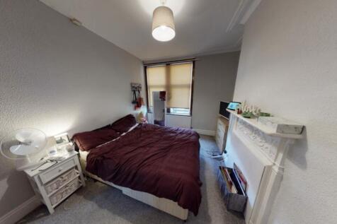 A well-maintained double bedroom featuring a co...