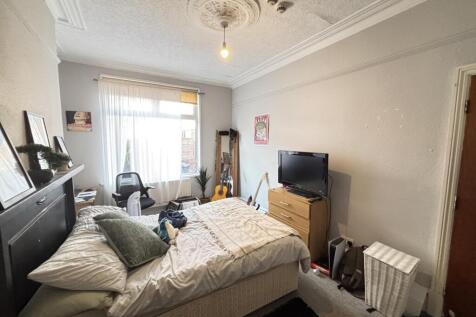A cozy bedroom featuring a double bed, bedside ...