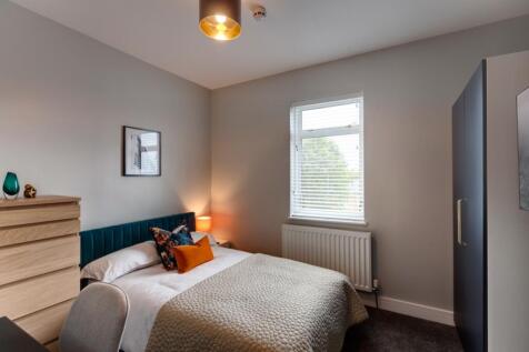 Well-styled double bedroom with a comfortable d...