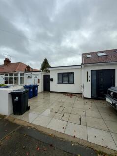 Modern front driveway with tiled hardstanding, ...