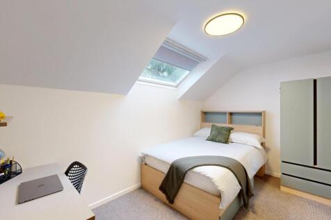Bright, tidy bedroom with a comfy double bed, b...