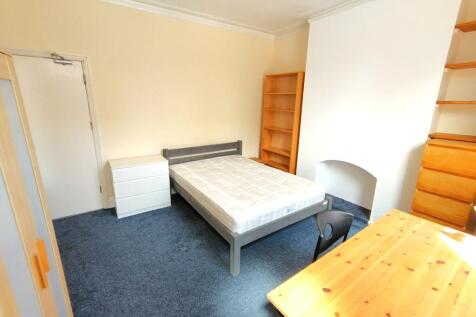 Bright, well-presented double bedroom with a co...