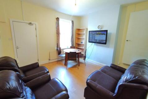 Bright, neatly presented living room with comfo...