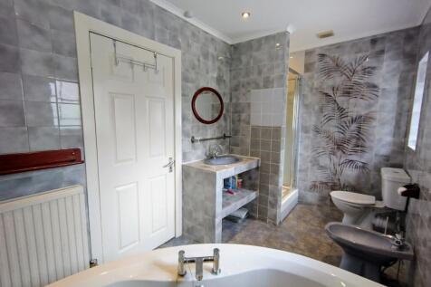 Bright, well-appointed bathroom featuring a fre...