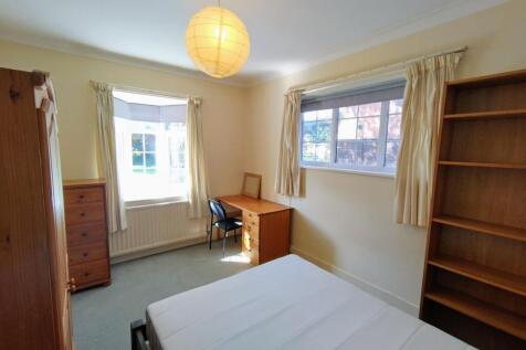 Bright, well-kept double bedroom with two windo...