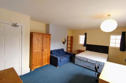 Bright, well-furnished double bedroom with a do...