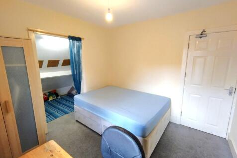Bright, tidy bedroom with a comfortable double ...