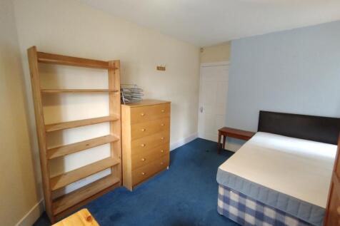 Bright double bedroom with a comfortable double...