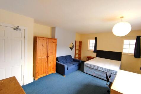 Bright, well-furnished double bedroom with a la...