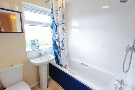 Bright, well-kept bathroom featuring a full-siz...