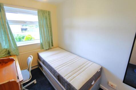 Bright single bedroom with a comfortable mattre...