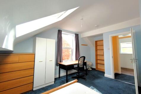 Bright, well-presented double bedroom with a la...