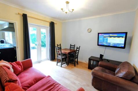 Bright, well-kept living room with wood-effect ...