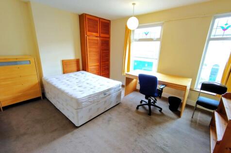 Bright, well-presented bedroom with a double be...