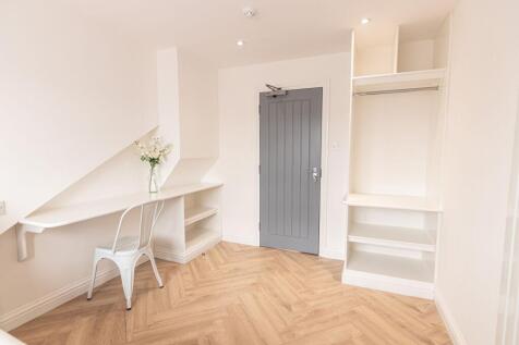 Bright, freshly decorated single bedroom with b...