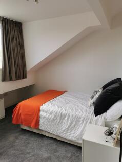 Bright, neatly presented double bedroom with a ...