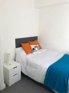Bright, neatly presented double bedroom with cr...