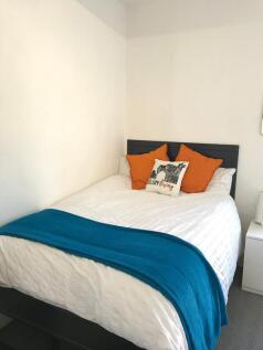 Bright, tidy double bedroom with a neatly made ...