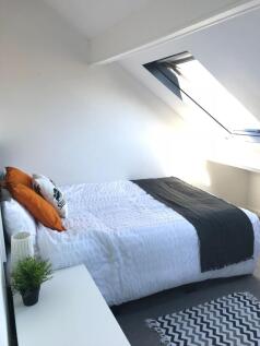 Bright, neatly presented double bedroom in a lo...