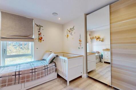 Bright and tidy single bedroom featuring a comf...