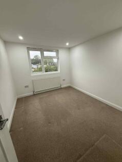 Bright and well-maintained master bedroom featu...