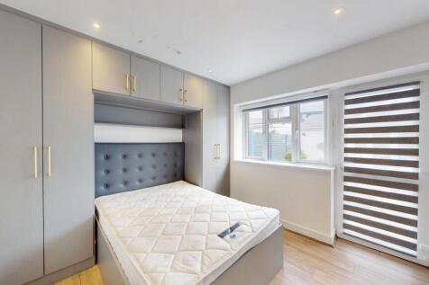 Bright double bedroom with integrated wardrobes...