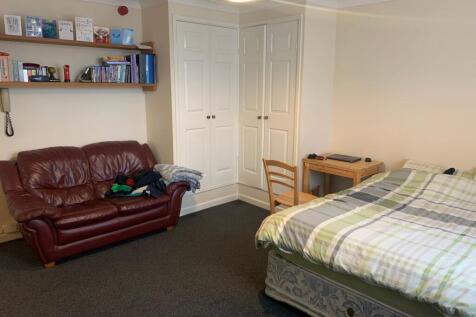 Bright, well-equipped bedroom with a double bed...