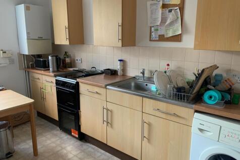 Well-equipped kitchen with wood-effect cabinets...