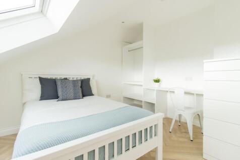 Bright, freshly decorated attic double bedroom ...