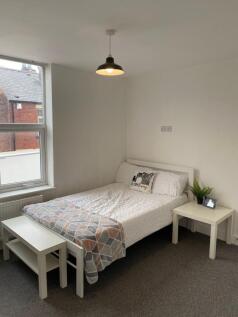 Bright, neatly presented double bedroom with a ...