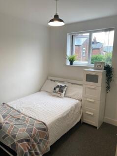 Bright, tidy bedroom with a comfortable double ...