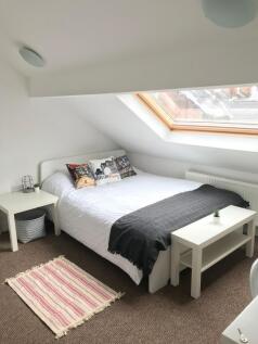 Bright, neatly presented attic double bedroom w...