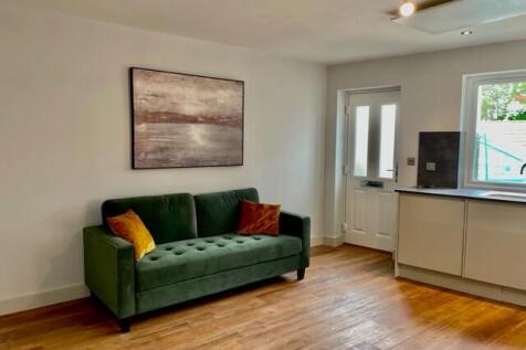 Bright, recently renovated open-plan living are...