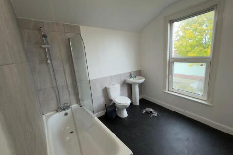 Bright, recently updated bathroom with a full b...