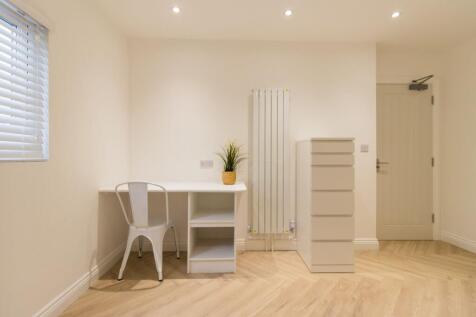 Bright, recently refurbished single bedroom wit...